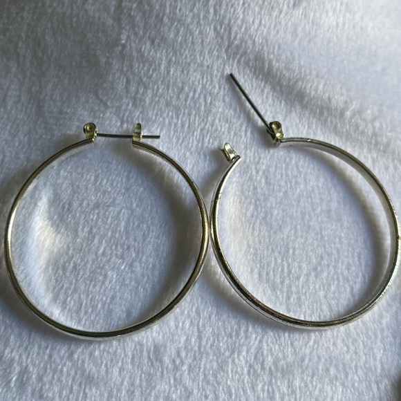 EUC Silver Tone Chain Link Necklace and Hoop Pierced Earrings Set - Picture 3 of 4